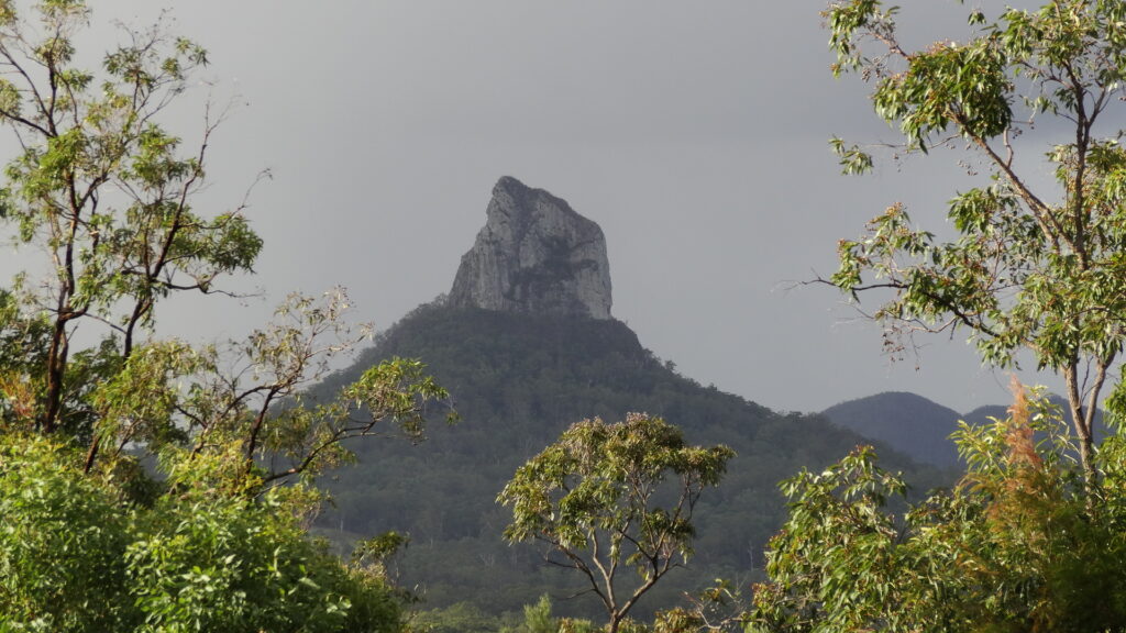 Les Glass House mountains.