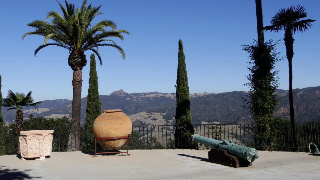 Une terrasse nord de Hearst Castle avec vue sur les montagnes