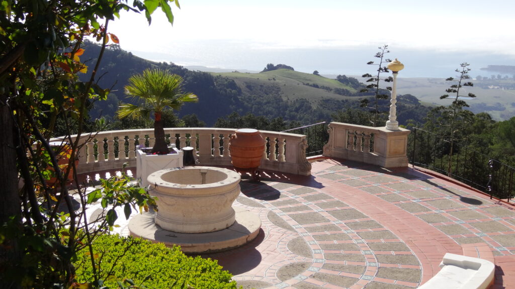 Une terrasse sud de Hearst Castle avec vue sur le Pacifique