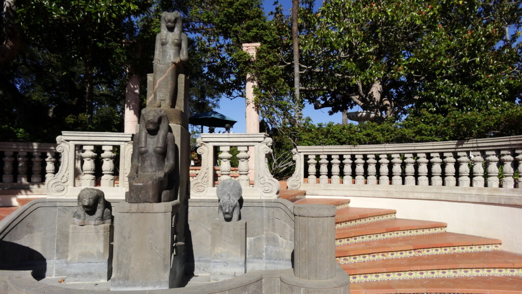 Statue de Sekhmet sur une terrasse de Hearst Castle