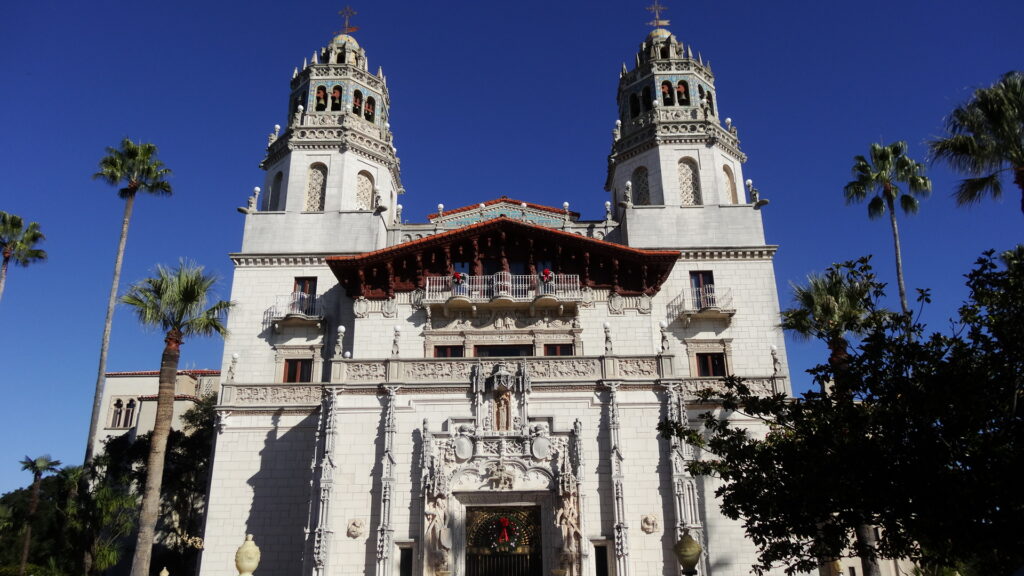 La façade de la Casa Grande à Hearst Castle