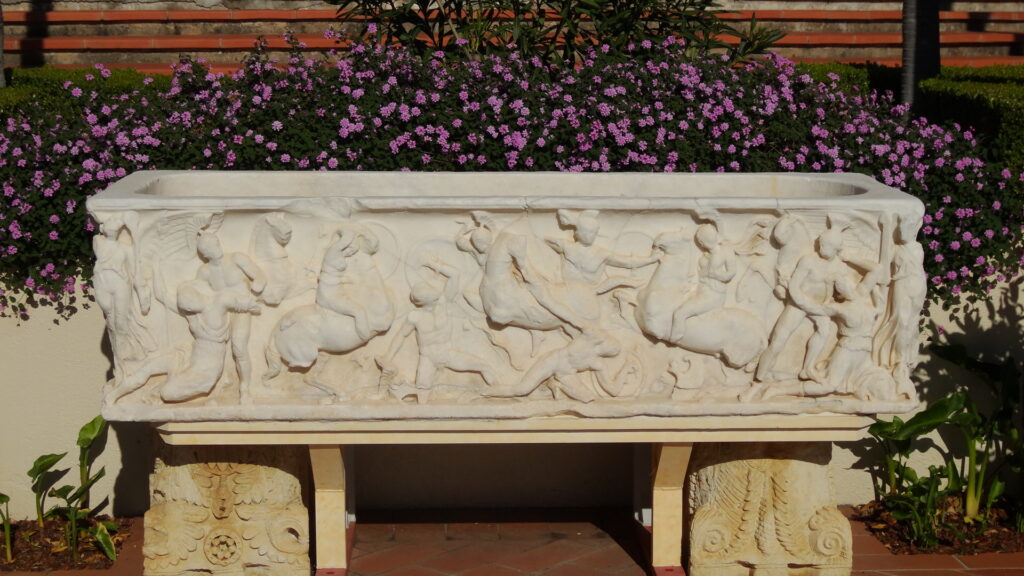 Un sarcophage sur une terrasse de Hearst Castle