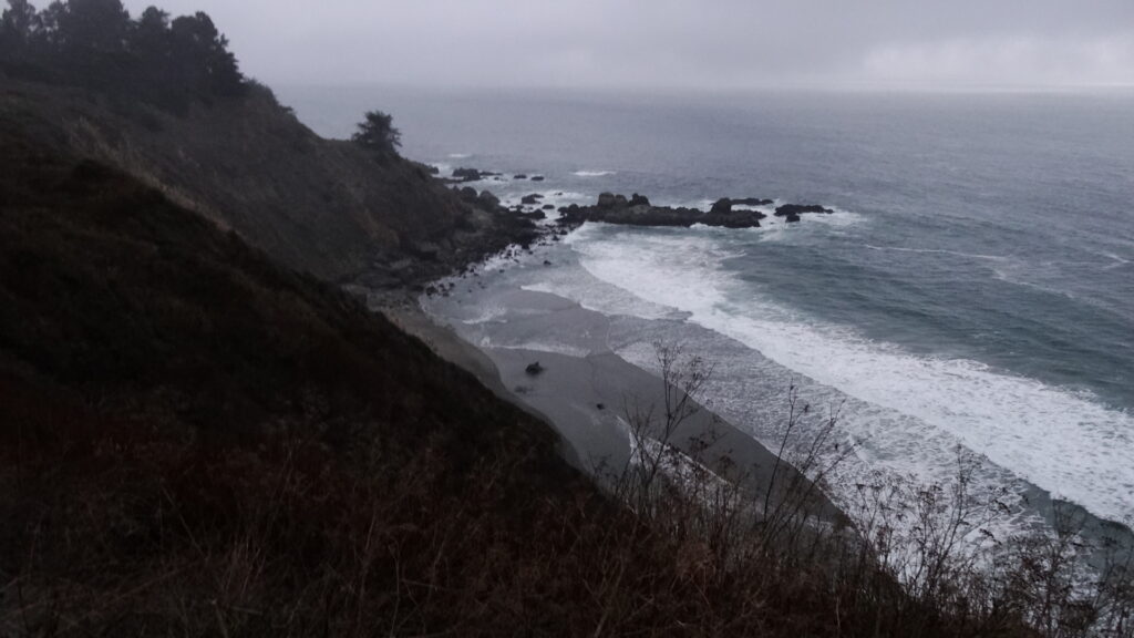 La côte du Pacifique dans le brouillard entre San Simeon et Monterey