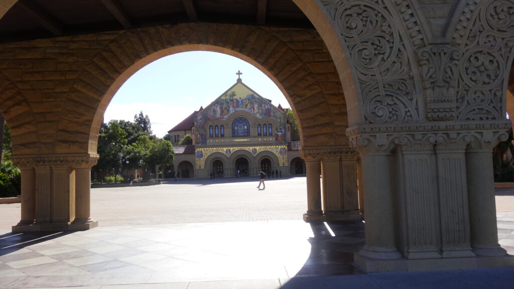 Stanford - Vue sur le main quad et l'église
