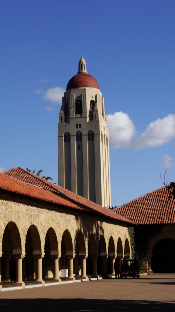 Stanford - La tour de la bibliothèque vue du main quad