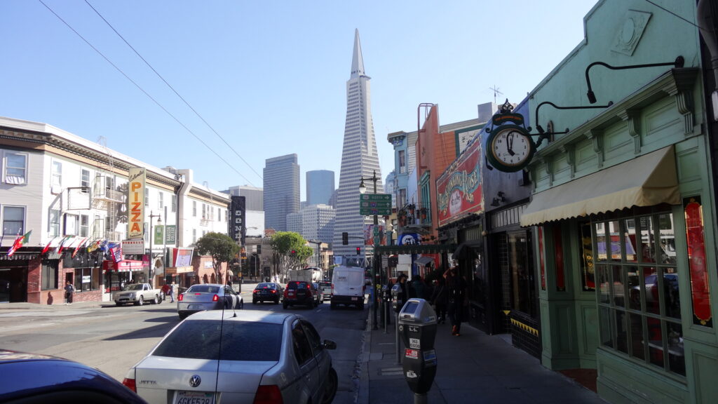 San Francisco - Columbus avenue et la Transamerica tower