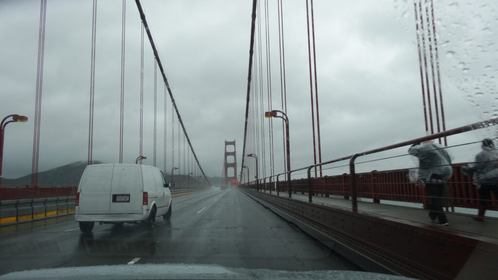 San Francisco - Sur le Golden Gate Bridge... sous la pluie