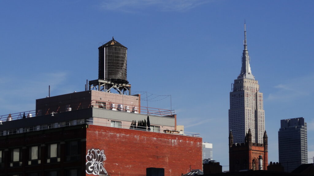 Un immeuble avec son réservoir et l'Empire State