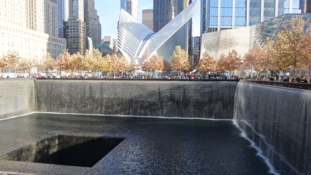 L'un des bassins du mémorial du 11 septembre devant l'Oculus