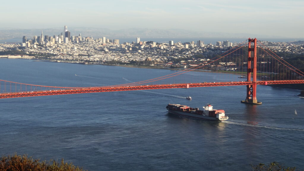 Un bateau entrant dans la baie de San Francisco
