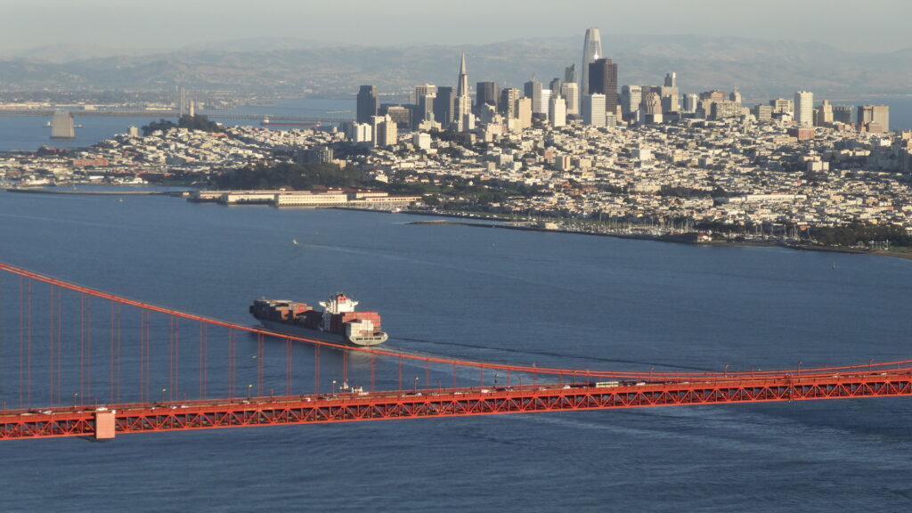 Un bateau entrant dans la baie de San Francisco